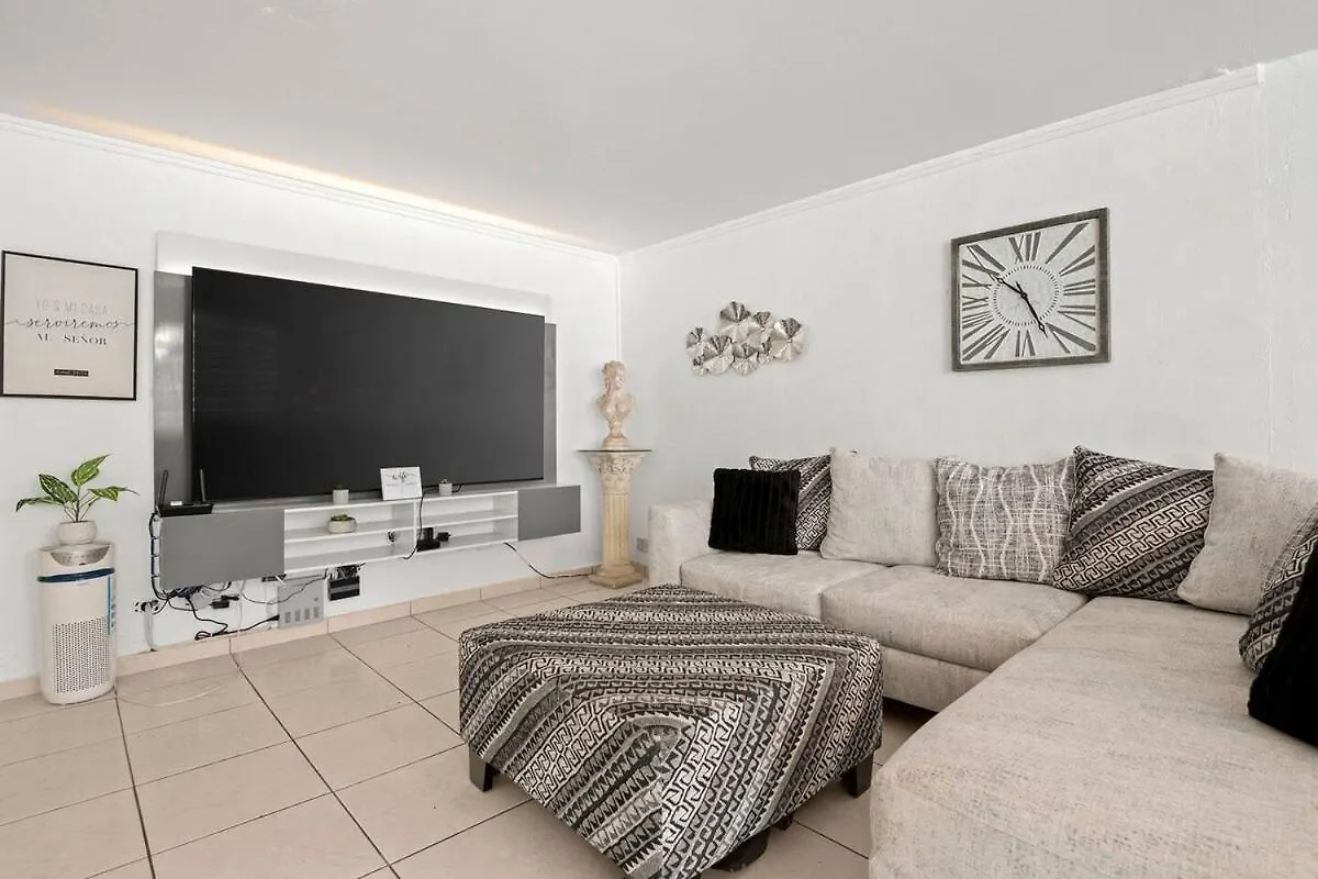 Family Home With Pool Near To The Airport And Solar Panel カロライナ