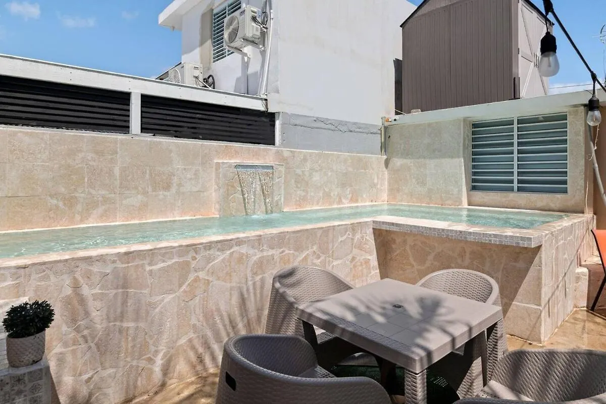 Family Home With Pool Near To The Airport And Solar Panel カロライナ 別荘